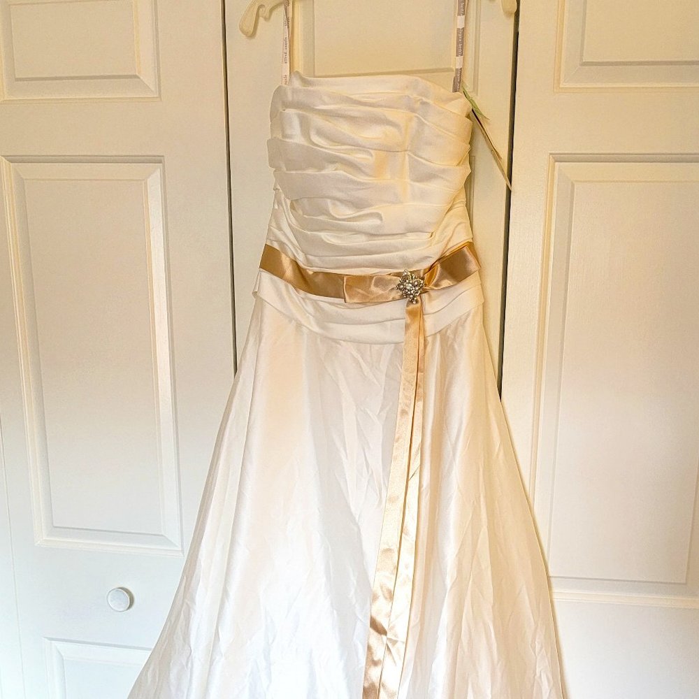 Alfred Angelo Modern Wedding Dress, Size 12, Unaltered